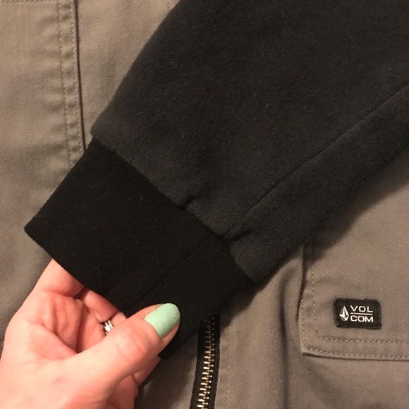 Gray & Black Volcom jacket 🤙 - Picture 2 of 6